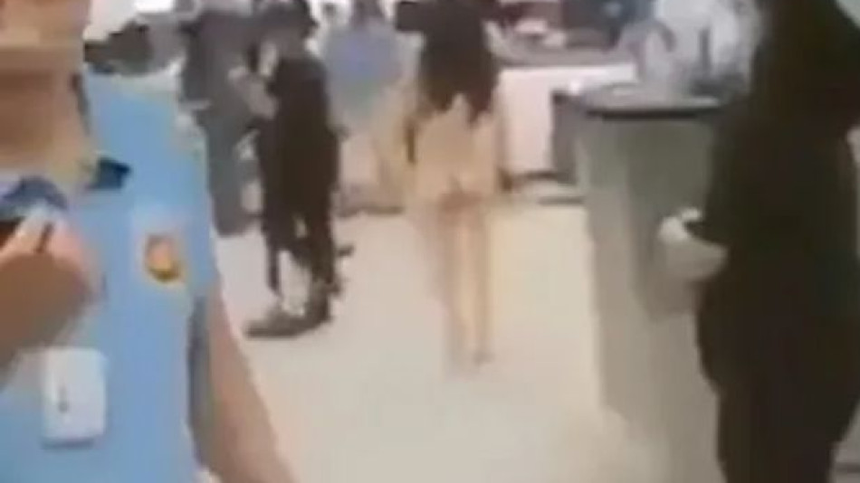 Кипнала от гняв жена мина гола през летище, персоналът в ступор 18+